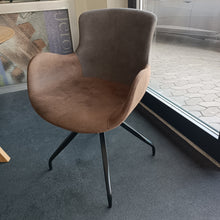 Laden Sie das Bild in den Galerie-Viewer, BoPluto Armlehnenstuhl