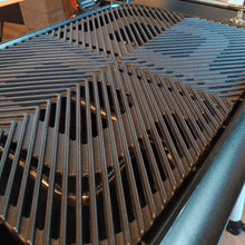 Laden Sie das Bild in den Galerie-Viewer, EVERDURE Gasgrill Force 2 Brenner mit Untergestell Orange -Grill 1-