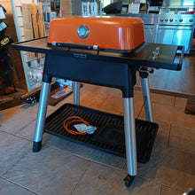 Laden Sie das Bild in den Galerie-Viewer, EVERDURE Gasgrill Force 2 Brenner mit Untergestell Orange -Grill 1-