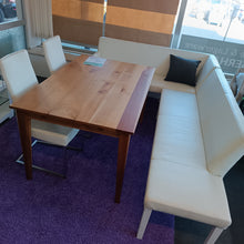 Laden Sie das Bild in den Galerie-Viewer, Leder Eckbank + 2 Leder Stühlen