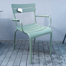 Laden Sie das Bild in den Galerie-Viewer, EINZELSTUHL FERMOB Bridge Luxembourg STUHL1