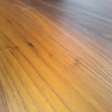 Laden Sie das Bild in den Galerie-Viewer, Esstisch Nussbaum"