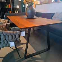 Laden Sie das Bild in den Galerie-Viewer, Esstisch Nussbaum"