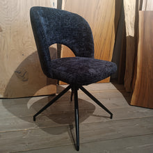 Laden Sie das Bild in den Galerie-Viewer, BOTatu Stuhl"