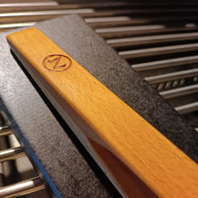 Laden Sie das Bild in den Galerie-Viewer, Oz-goods Grillzange Greta