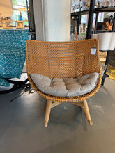 Laden Sie das Bild in den Galerie-Viewer, DEDON MBRACE Schaukelstuhl Seville Teak | inkl. Kissen Taupe