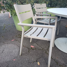 Laden Sie das Bild in den Galerie-Viewer, BRAFAB Tischgruppe DELIA/PEACE 5tlg."