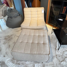 Laden Sie das Bild in den Galerie-Viewer, Sessel und Hocker Hellgrau
