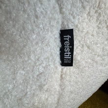 Laden Sie das Bild in den Galerie-Viewer, Freistil Sessel Teddy Stoff