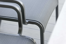 Laden Sie das Bild in den Galerie-Viewer, STERN Stapelsessel Oskar