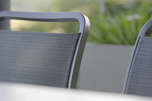 Laden Sie das Bild in den Galerie-Viewer, STERN Stapelsessel Oskar