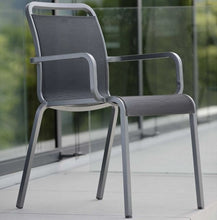 Laden Sie das Bild in den Galerie-Viewer, STERN Stapelsessel Oskar