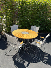 Laden Sie das Bild in den Galerie-Viewer, Houe Dining Tisch & Dining Chair