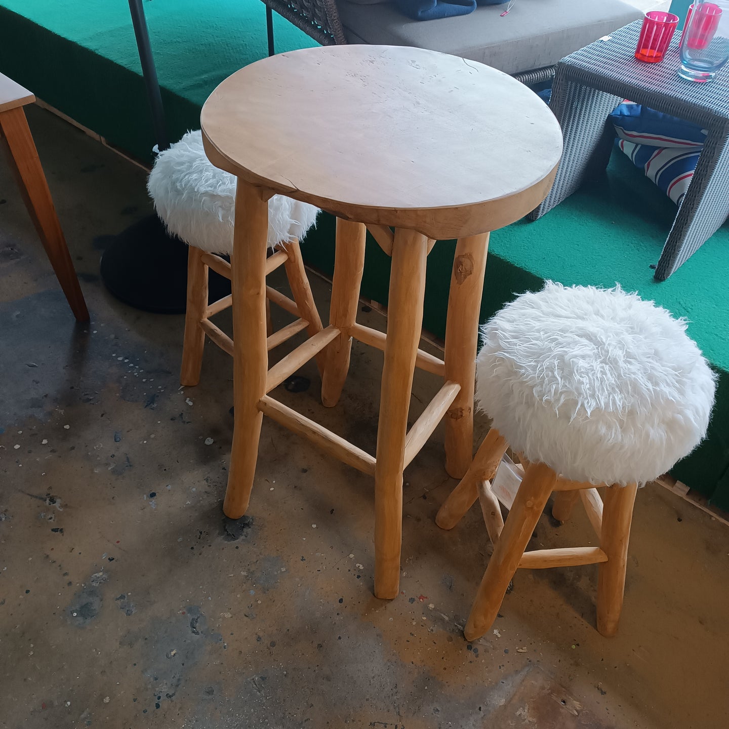 Natur Bartisch mit Fell Hockern