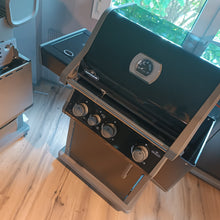 Laden Sie das Bild in den Galerie-Viewer, Grill 45 NAPOLEON - Rogue 425 RSB Schwarz inkl Drehspieß
