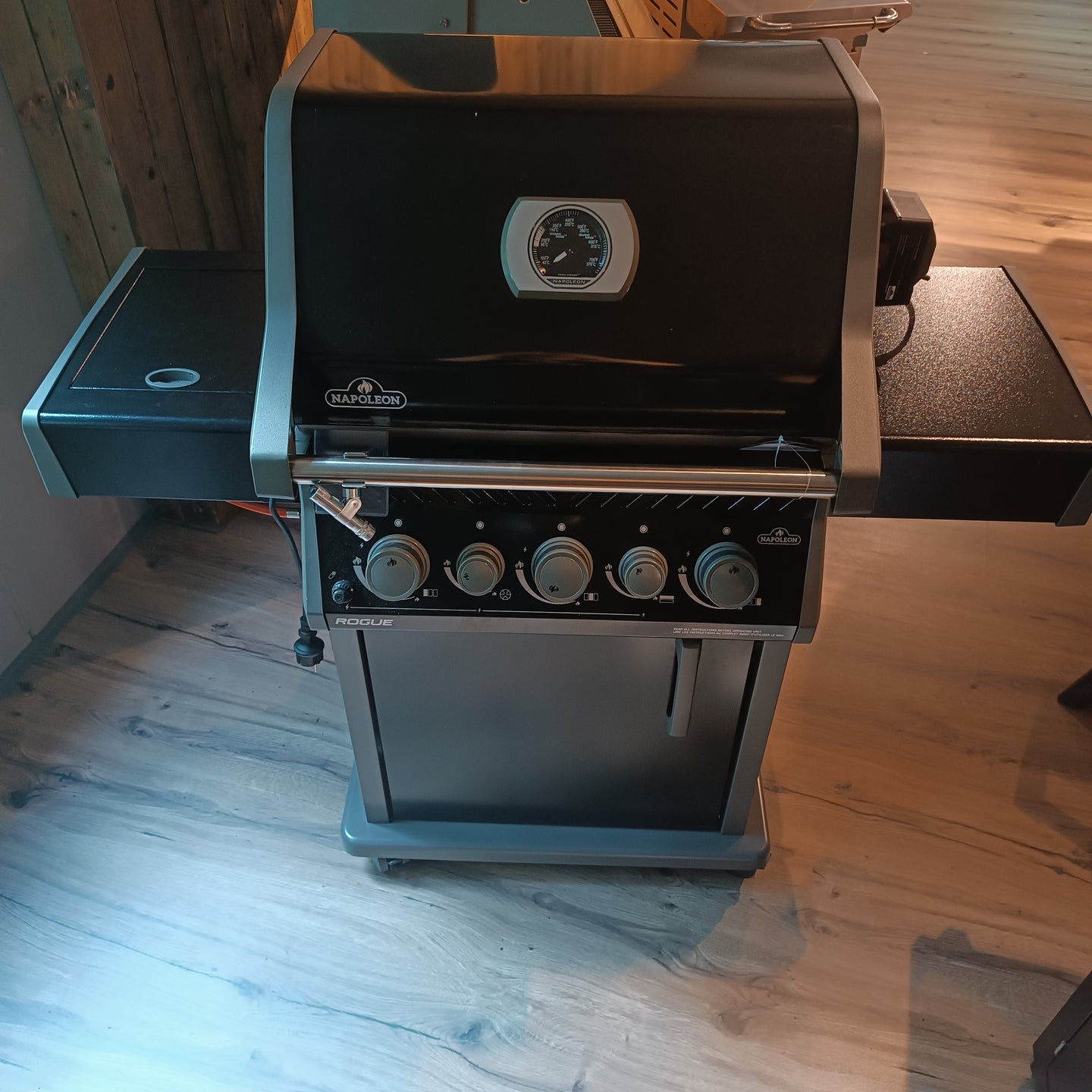 Grill 45 NAPOLEON - Rogue 425 RSB Schwarz inkl Drehspieß
