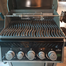 Laden Sie das Bild in den Galerie-Viewer, Grill 45 NAPOLEON - Rogue 425 RSB Schwarz inkl Drehspieß
