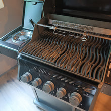 Laden Sie das Bild in den Galerie-Viewer, Grill 45 NAPOLEON - Rogue 425 RSB Schwarz inkl Drehspieß
