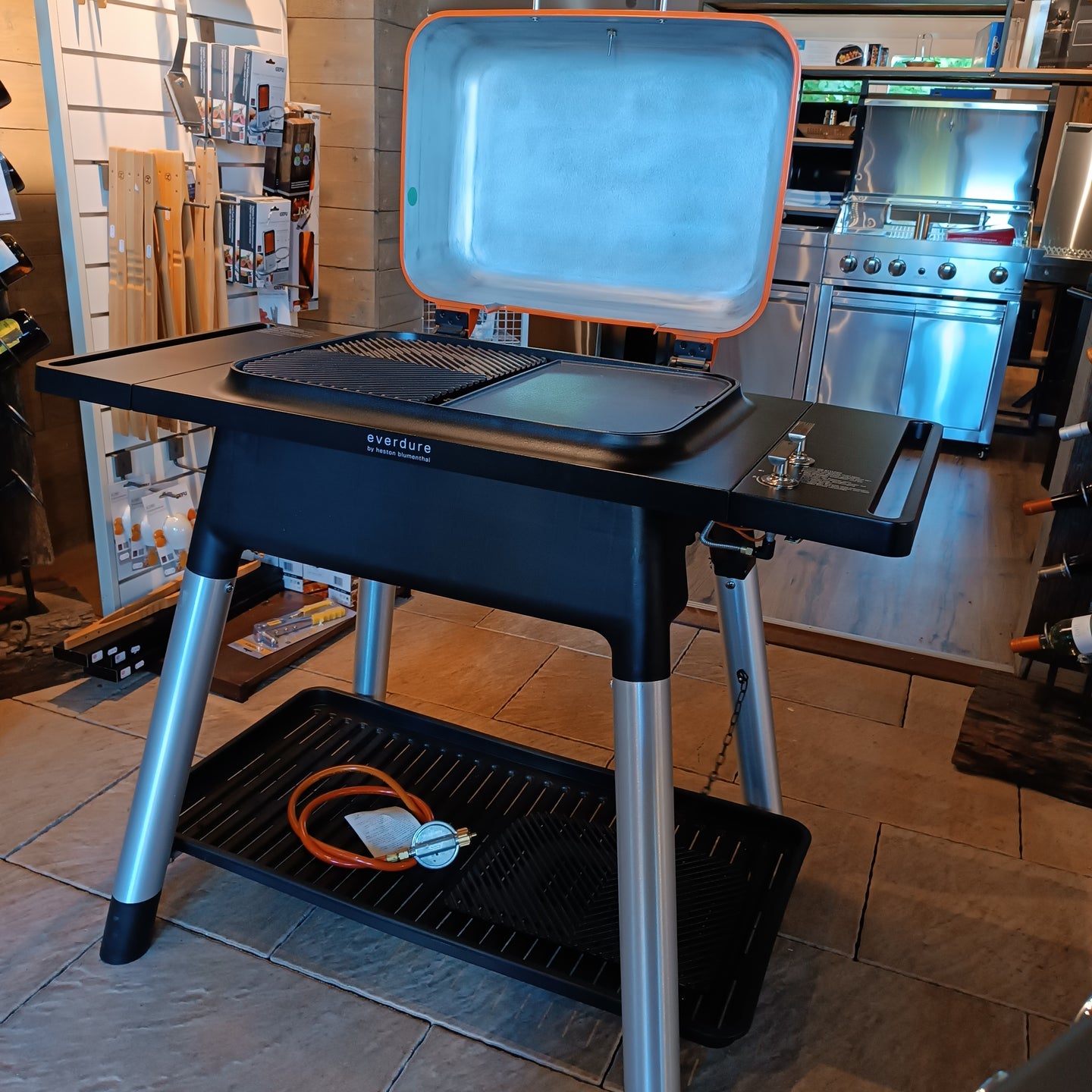 EVERDURE Gasgrill Force 2 Brenner mit Untergestell Orange -Grill 1-