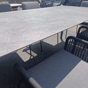 AKTIONSTISCHGRUPPE Interno-Prince