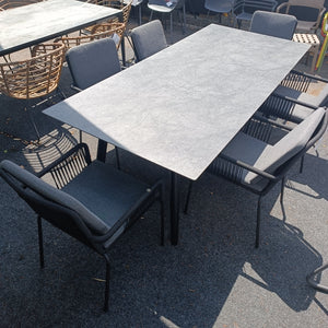 AKTIONSTISCHGRUPPE Interno-Prince