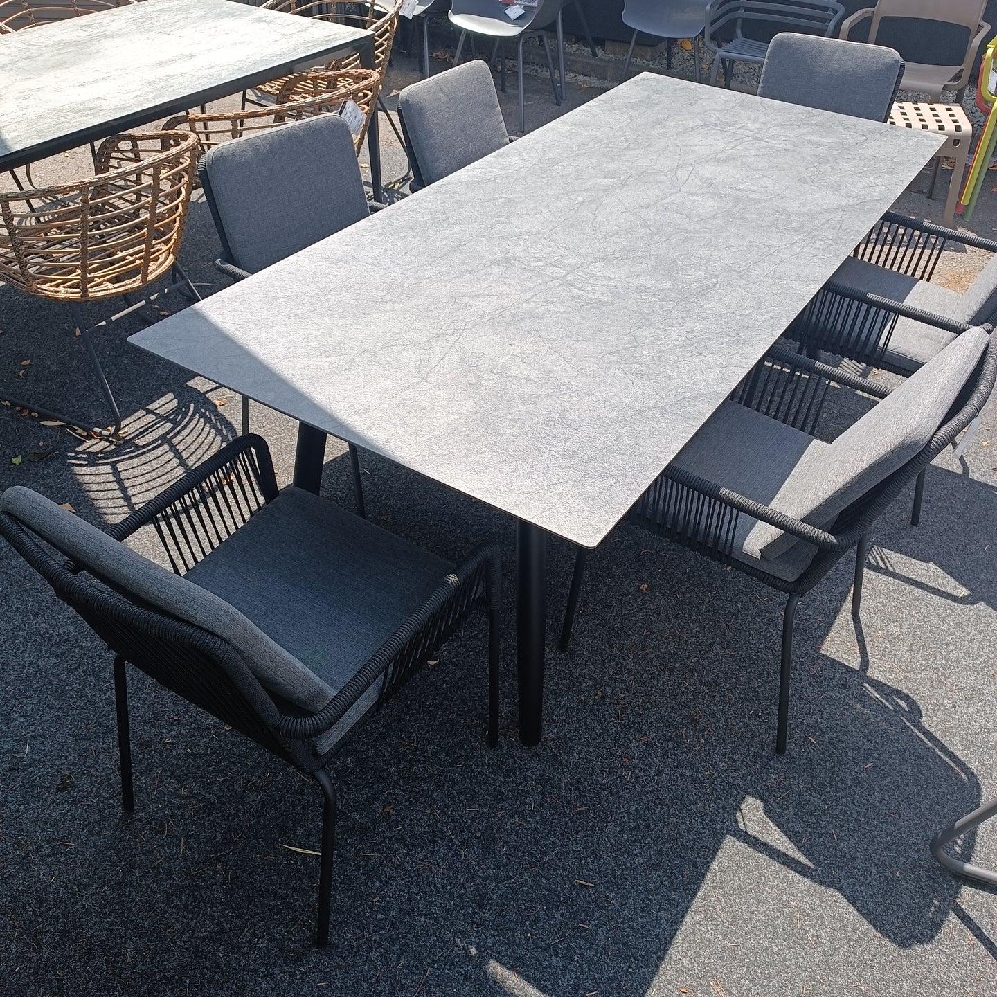 AKTIONSTISCHGRUPPE Interno-Prince