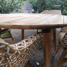 Laden Sie das Bild in den Galerie-Viewer, Hartman Sophie Studio Teak Rund Gartentisch - ⌀ 120 cm - Grau
