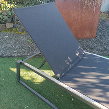 Laden Sie das Bild in den Galerie-Viewer, Solpuri Foxx Liege mit Teak
