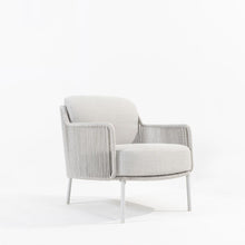 Laden Sie das Bild in den Galerie-Viewer, 4 Seasons Bernini  Sofa + 2x Lounge Sessel + 1x Fusshocker Frozen
