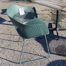 Laden Sie das Bild in den Galerie-Viewer, Dedon AiiR Armlehnenstuhl GRÜN 2tlg. STÜCKPREIS

