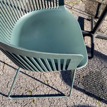 Laden Sie das Bild in den Galerie-Viewer, Dedon AiiR Armlehnenstuhl GRÜN 2tlg. STÜCKPREIS
