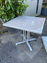 Laden Sie das Bild in den Galerie-Viewer, Sandy Outdoor/ Beistelltisch mit Glasplatte"

