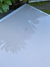 Laden Sie das Bild in den Galerie-Viewer, Sandy Outdoor/ Beistelltisch mit Glasplatte"
