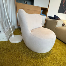 Laden Sie das Bild in den Galerie-Viewer, Freistil Sessel Feingewebe
