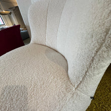 Laden Sie das Bild in den Galerie-Viewer, Freistil Sessel Teddy Stoff
