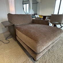 Laden Sie das Bild in den Galerie-Viewer, VIOLETTA LONGCHAIR
