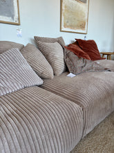 Laden Sie das Bild in den Galerie-Viewer, Sofa Elton von Sliwinski
