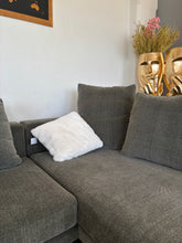 Laden Sie das Bild in den Galerie-Viewer, Kompaktes Sofa Linea
