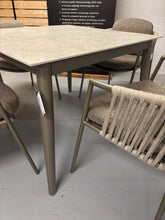 Laden Sie das Bild in den Galerie-Viewer, Stern Ära Dining-Gruppe
