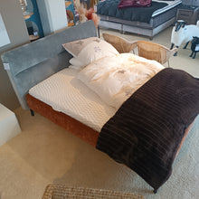 Laden Sie das Bild in den Galerie-Viewer, Laredo Polsterbett"
