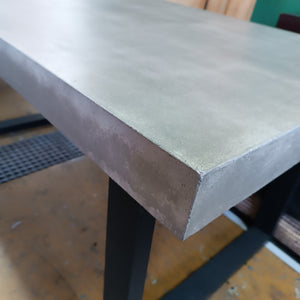 Beton Kufentisch