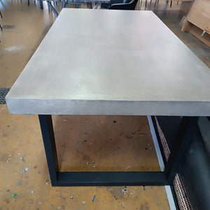 Beton Kufentisch