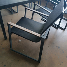 Laden Sie das Bild in den Galerie-Viewer, Solpuri Foxx Stapelstuhl
