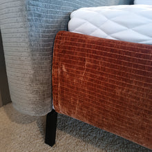 Laden Sie das Bild in den Galerie-Viewer, Laredo Polsterbett"
