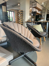 Laden Sie das Bild in den Galerie-Viewer, Lounge Sessel Peacock
